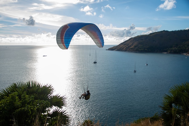 Parapente sobre el mar con un hermoso fondo de cielo azul en Phuket, Tailandia