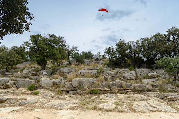 Parapente sobre rocas