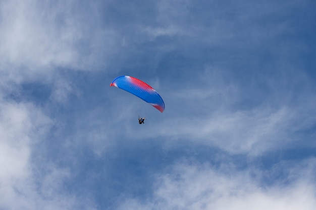 Parapente voa alto no céu