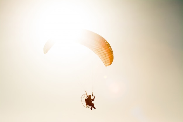 Parapente voando com paramotor no céu azul