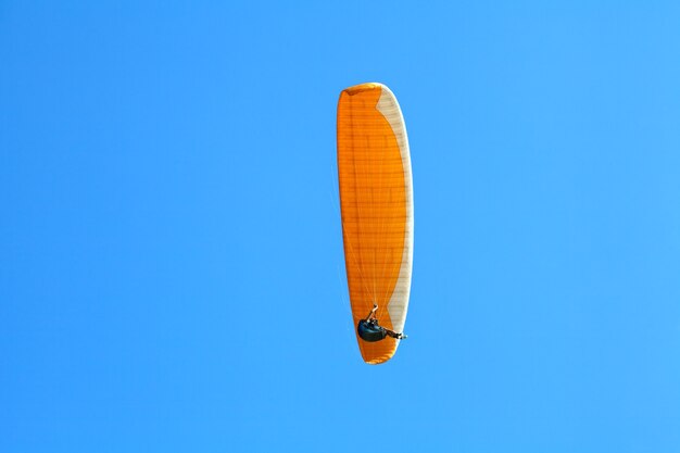 Parapente voando no céu azul