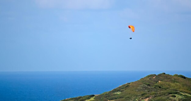 Parapente volando en un día despejado