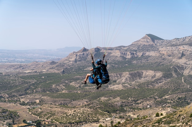 Parapente volando en la ladera de Palomaret.