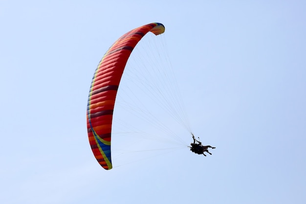 Parapente volando sobre un ala en el cielo