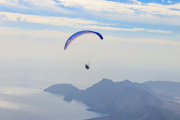 Parapenteos volando desde la cima de la montaña Tahtali cerca de la provincia de Kemer Antalya en Turquía Concepto de estilo de vida activo y aventura deportiva extrema