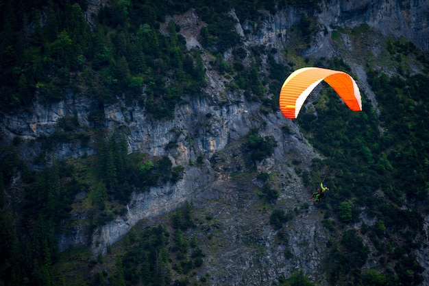 Parapentes sobre el valle de Lauterbrunnen Suiza