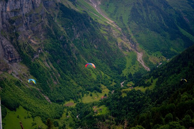 Parapentes sobre el valle de Lauterbrunnen Suiza