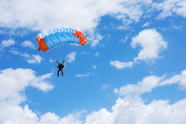 Paraplane no céu azul