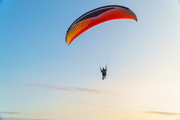 Paraplano en el fondo del cielo azul, actividad de ocio