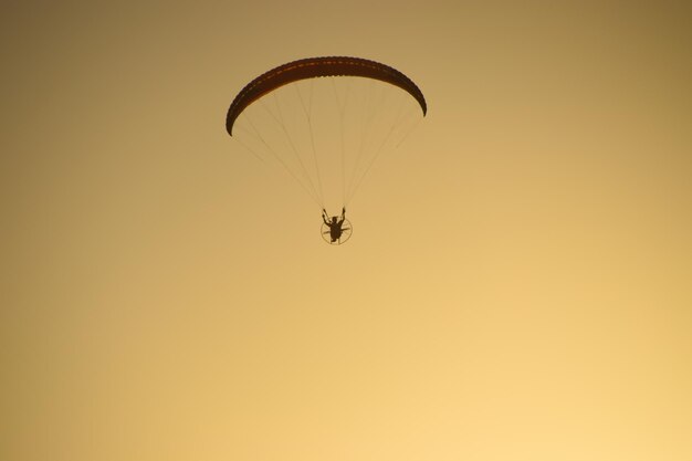 Paraquedismo no pôr do sol