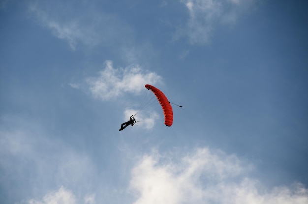 Paraquedista voando