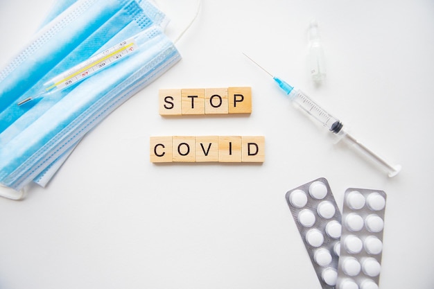 Parar a inscrição de coronavírus Preparação para vacinação contra máscara médica de pílulas de vacina de seringa covid19