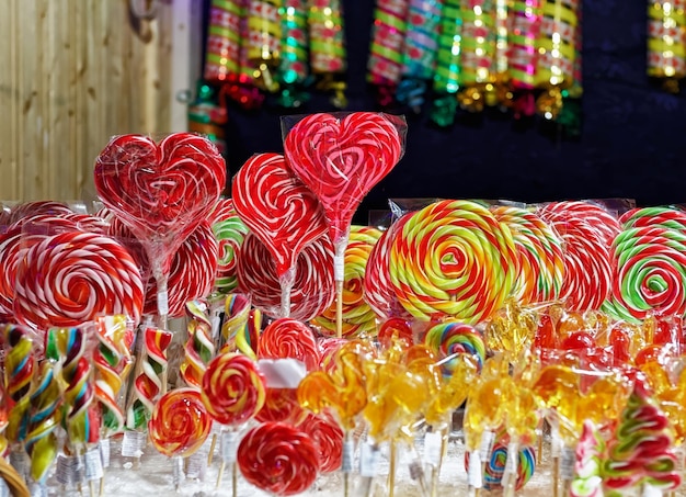 Parar com doces coloridos e festivos tradicionais no mercado de Natal em Vilnius, Lituânia. Os doces são muito populares nesses mercados