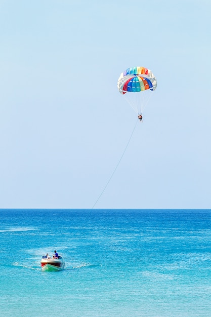 Parasail ala tirado por un bote. Parasailing.