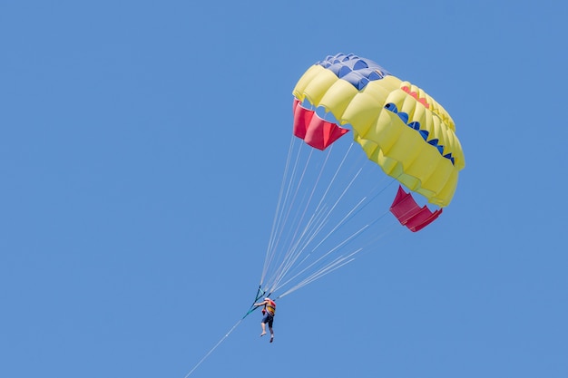 Parasailing am blauen Himmel. Fallschirm am Himmel.