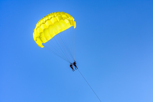 Parasailing am Mittelmeer in der Türkei Aktive und extreme Erholung