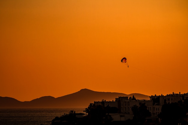 Parasailing auf dem ruhigen see bei sonnenuntergang