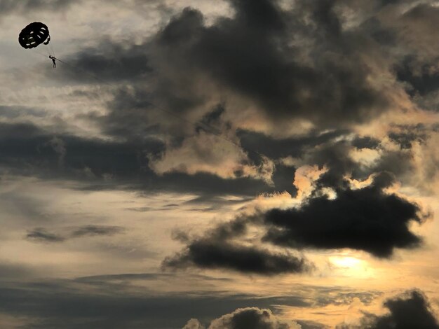 Parasailing en un cielo nublado en Phuket