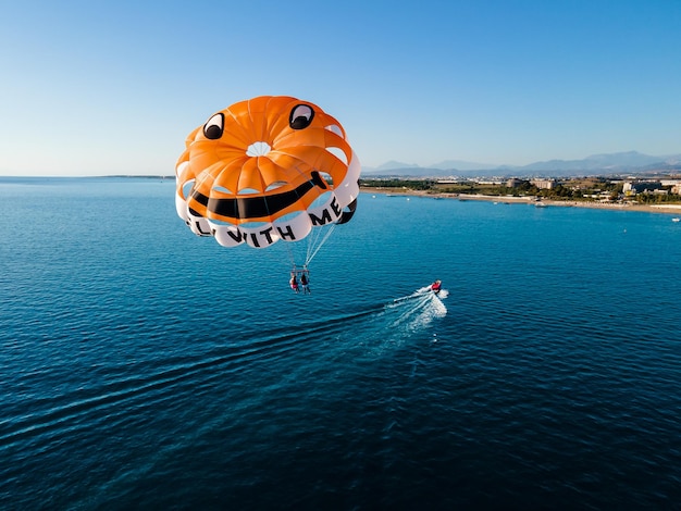 Foto parasailing im klaren blauen meer in einem luxushotelresort ist das ultimative urlaubserlebnis