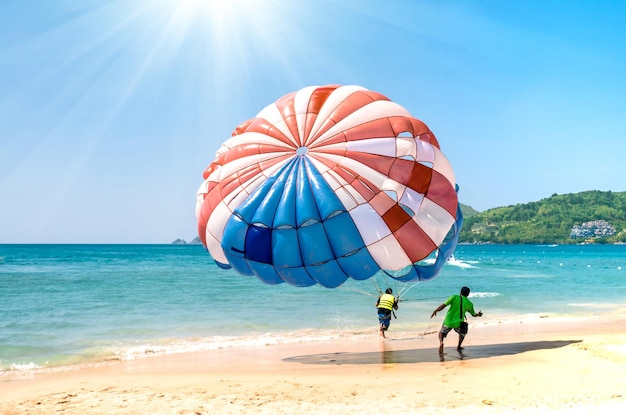 Parasailing en Patong Beach en Phuket Tailandia deportes extremos