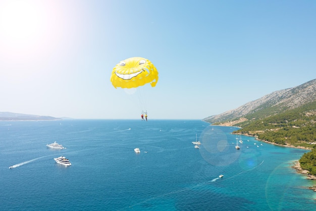 Parasailing sobre o Mar Adriático, perto da ilha de Brac, na Croácia.