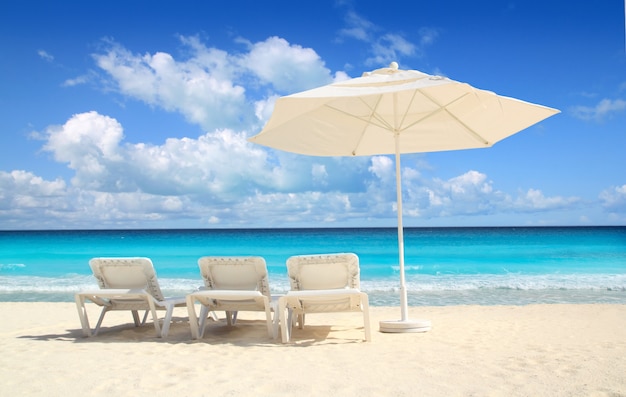 Parasol de playa caribeña sombrilla blanca hamacas