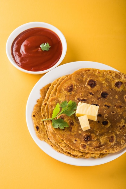 Paratha gostosa deliciosa com ghee e molho de tomate