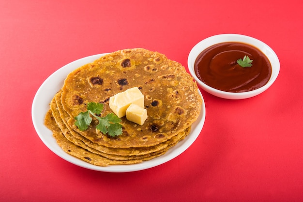 Paratha gostosa deliciosa com ghee e molho de tomate