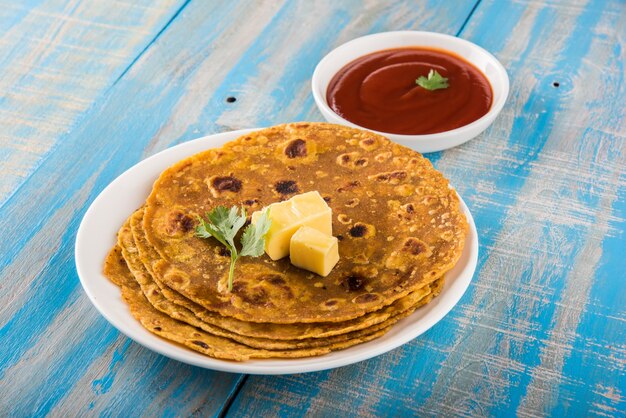 Paratha gostosa deliciosa com ghee e molho de tomate