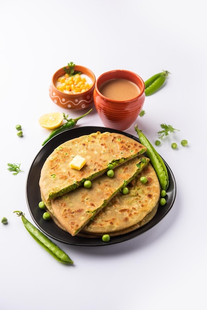 Paratha de guisantes verdes o pan plano o matar parathas con cuajada y té caliente