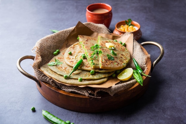 Paratha de guisantes verdes o pan plano o matar parathas con cuajada y té caliente