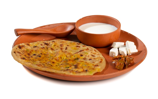 Paratha Paneer de plato de desayuno indio Sirva con cuajada o salsa picante
