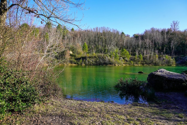 Parc de lErmitage orilla del lago con su agua verde en la ciudad de lormont, cerca de la ciudad de Burdeos, en el suroeste de Francia