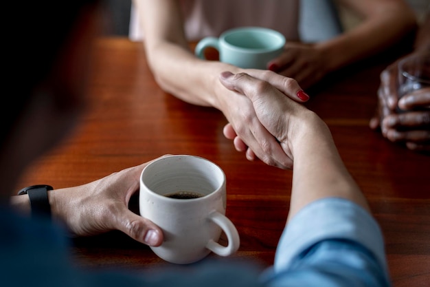 Parceiro apertando as mãos em um café