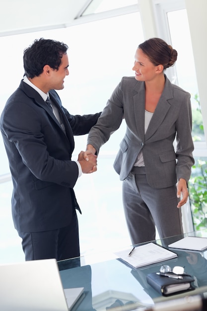 Parceiro de negócios apertando as mãos depois de fechar um acordo