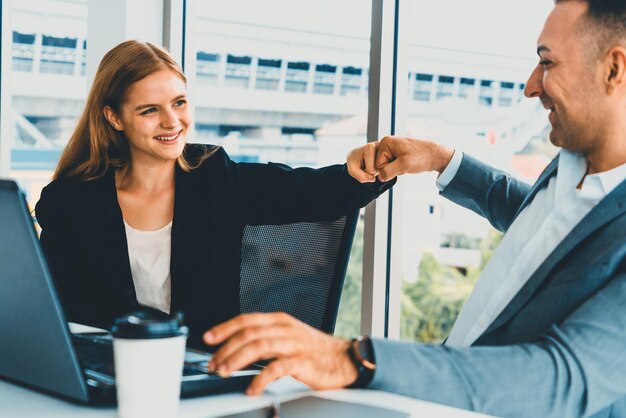 Foto parceiro de negócios de sucesso a celebrar no escritório