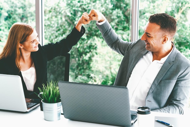 Foto parceiro de negócios de sucesso a celebrar no escritório