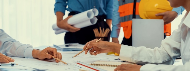 Parceiro engenheiro desenhando e trabalhando no projeto de planta juntos na mesa de escritório para projeto de construção de edifício arquitetônico Arquiteto elaborando layout de planta interior Insight