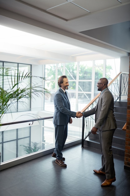 Parceiro internacional. empresário afro-americano se encontrando com seu parceiro internacional e apertando sua mão