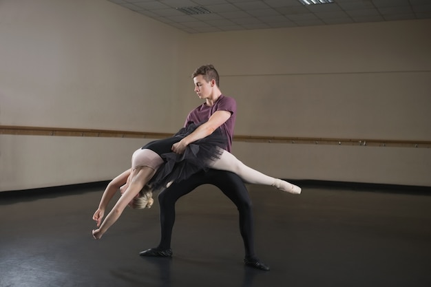 Foto parceiros de ballet dançando graciosamente juntos