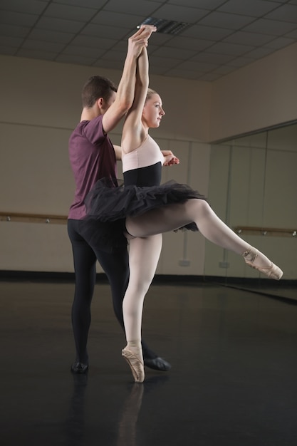 Foto parceiros de ballet dançando graciosamente juntos