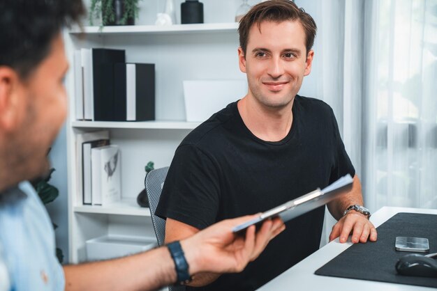 Foto parceiros de negócios a discutir o plano de realização de marketing sellable.