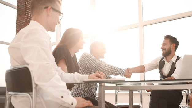 Parceiros de negócios apertam as mãos durante uma reunião de trabalho. o conceito de cooperação