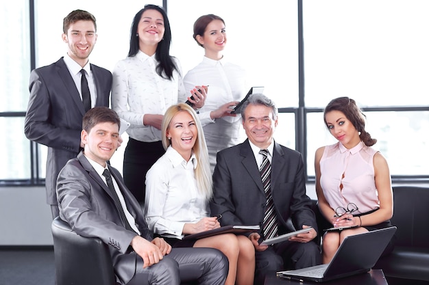 Parceiros de negócios apertando as mãos em uma reunião informal