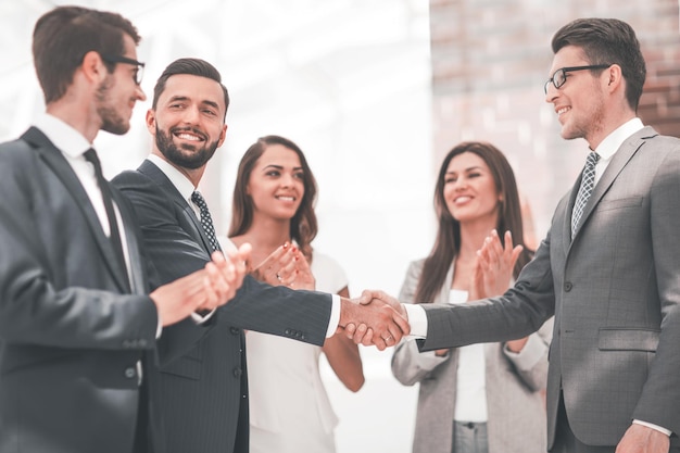 Parceiros de negócios apertando as mãos