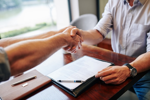 Parceiros de negócios apertando as mãos