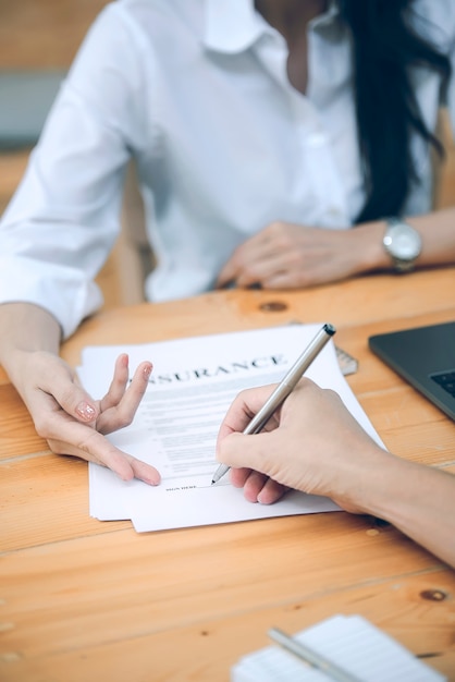 Foto parceiros de negócios, assinando um contrato e mulher mostrando onde assinar