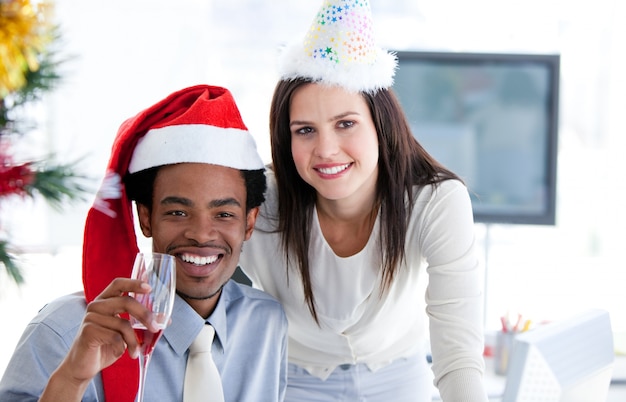 Foto parceiros de negócios bebendo para comemorar natal