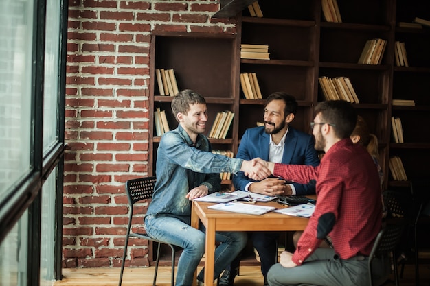 Foto parceiros de negócios confiáveis apertam as mãos após discutir o contrato