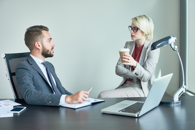 Parceiros de negócios, dando um tempo no escritório